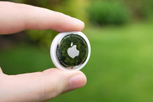 AirTag od Apple - lokalizátor, ktorý môžete priložiť ku kľúčom alebo aj do kvetináča.