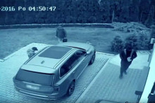 Zlodeji na ukradnutie alebo odomknutie auta zneužívajú bezkľúčový prístup. Tento prvok nájdeme u mnohých moderných modelov.