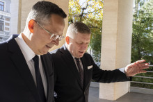 Na snímke sprava predseda vlády Robert Fico a minister financií Ladislav Kamenický.

FOTO: TASR/M. Baumann