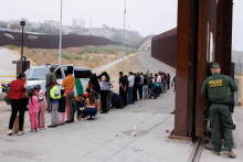 Trump v predvolebnej kampani vyhlasoval, že tvrdo zakročí voči nelegálnym prisťahovalcom a pristúpi k masovým deportáciám. FOTO: REUTERS