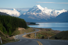Pohľad z cesty na Mount Cook. FOTO: Petra Sochorová