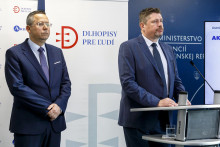 Na snímke zľava minister financií Ladislav Kamenický (Smer) a riaditeľ Agentúry pre riadenie dlhu a likvidity Daniel Bytčánek počas tlačovej konferencie na tému dlhopisy pre ľudí sú pripravené. FOTO: TASR/Dano Veselský