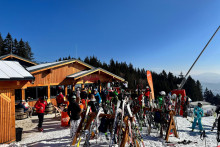 Na snímke lyžiari počas lyžovačky v lyžiarskom stredisku Kubínska hoľa. FOTO: TASR/Lenka Hanesová