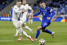 Slovenský futbalista Lukáš Haraslín (vpravo) a slovinský futbalista Žan Karničnik (vľavo) bojujú o loptu v prvom zápase play off o postup do B-divízie Ligy národov Slovensko - Slovinsko v Bratislave. FOTO: TASR/Martin Baumann