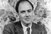 Britský spisovateľ nórskeho pôvodu, autor literatúry pre deti Roald Dahl (1916 – 1990)