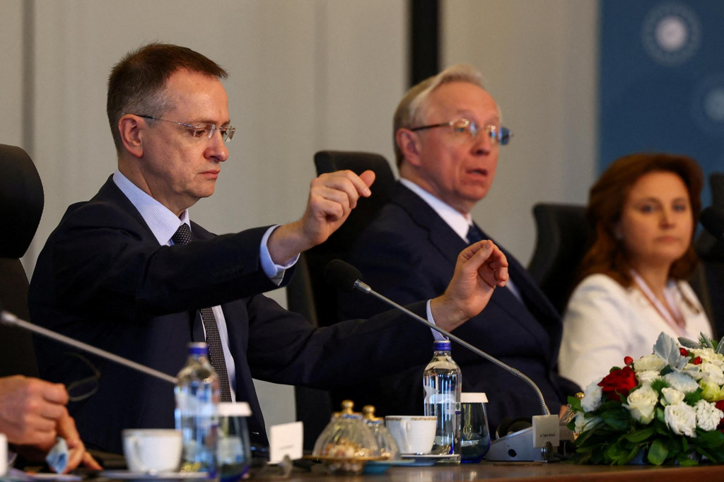 Členovia ruskej delegácie vedenej prezidentským poradcom Vladimirom Medinskym sa zúčastnili stretnutia v paláci Ciragan v deň druhého kola mierových rozhovorov medzi Ruskom a Ukrajinou v Istanbule v Turecku. FOTO: Reuters