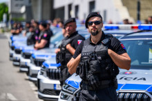 Policajti a nové policajné vozidlá Škoda Kodiaq pred Národným futbalovým štadiónom počas tlačovej konferencie k opatreniam ministerstva vnútra v súvislosti s pripravovanými ME do 21 rokov vo futbale. FOTO: TASR/Jaroslav Novák