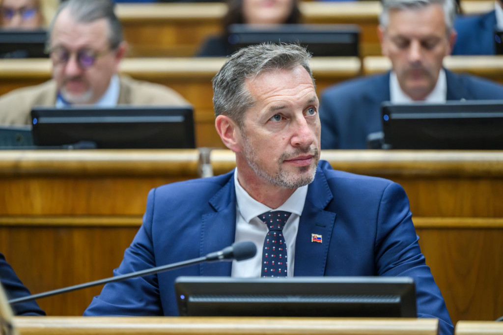 Predseda KDH Milan Majerský (KDH) sa v súvislosti s novelou Ústavy dostal pod tlak predstaviteľov viacerých opozičných strán. FOTO: TASR/J. Novák